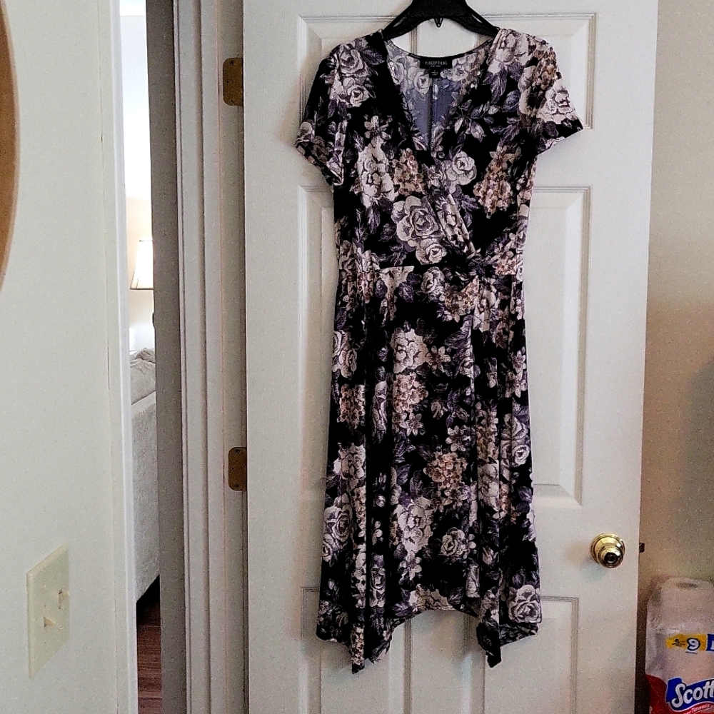 Perceptions New York, size Large, Black, white, beige